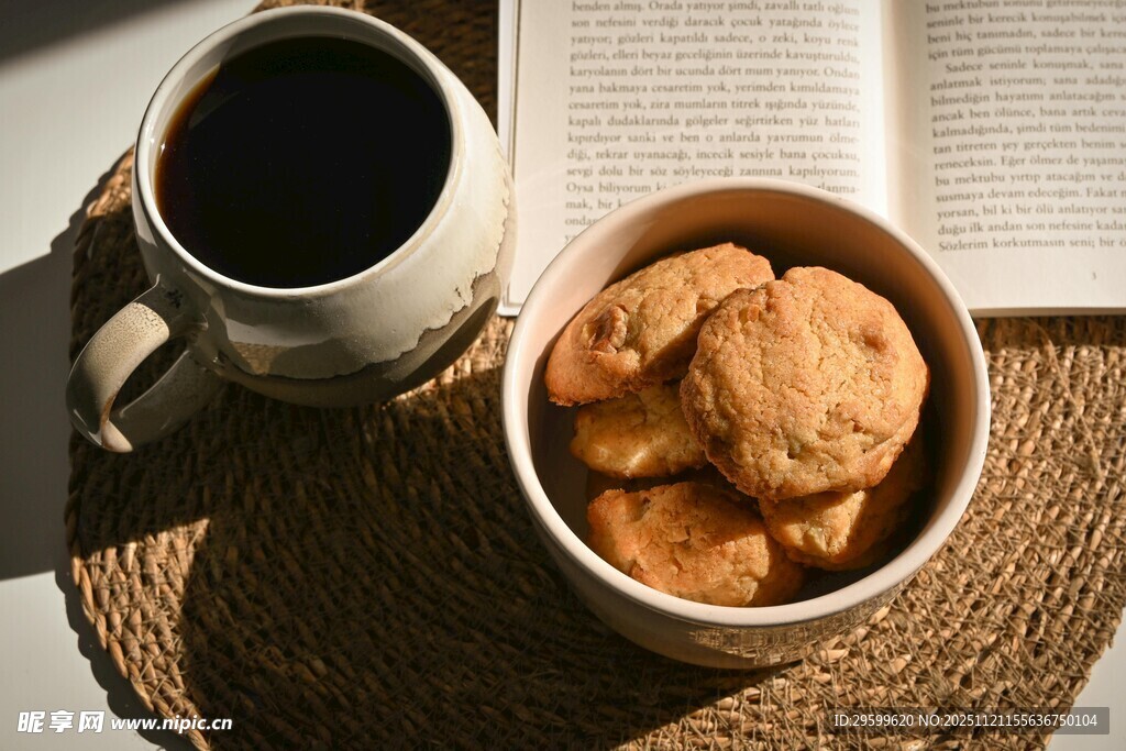 咖啡饼干与书的惬意时光