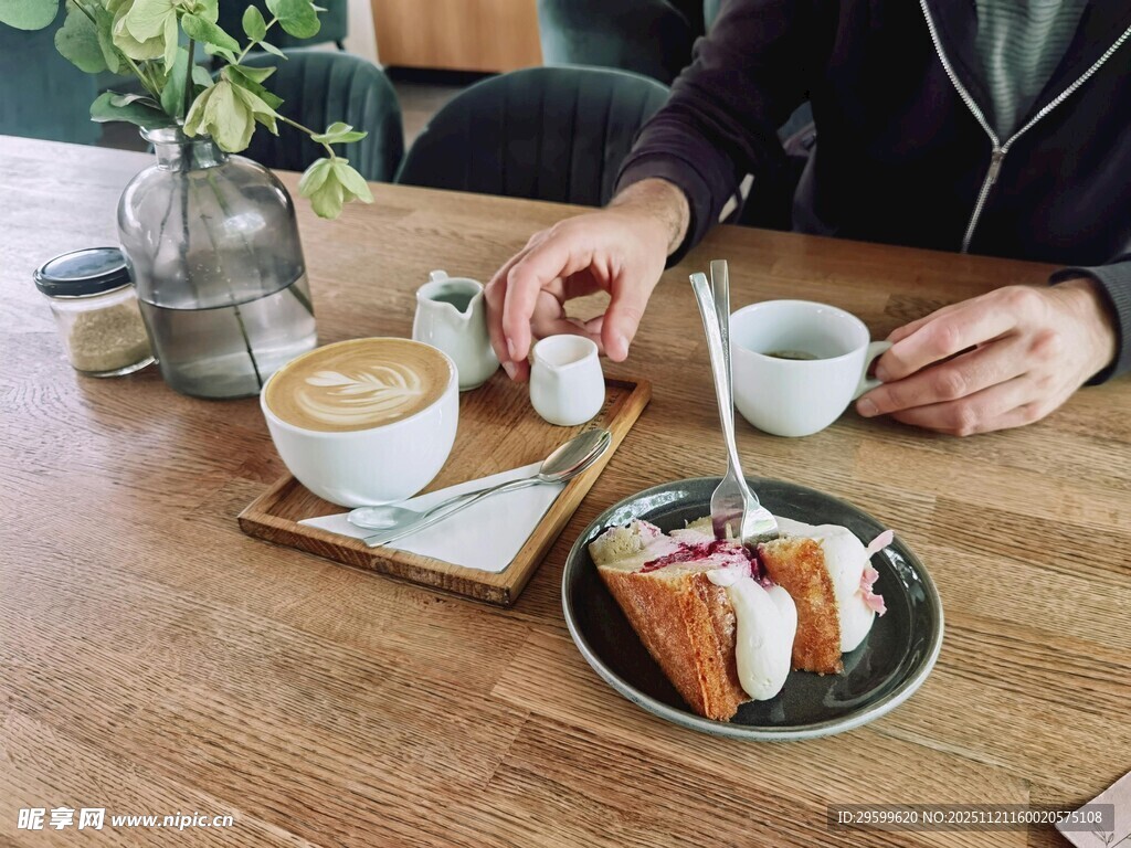 惬意午后的咖啡甜点时光