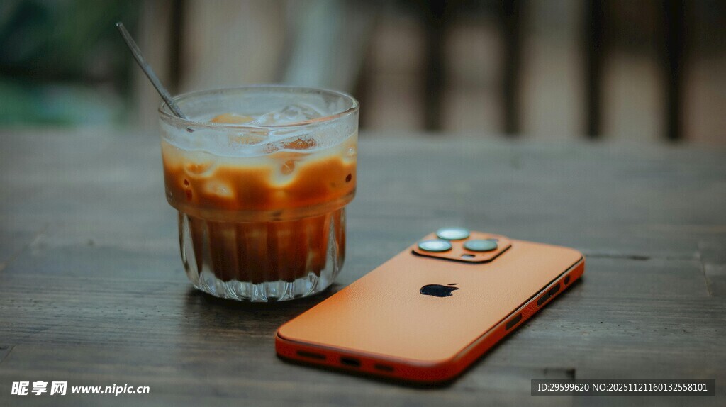 木质桌上的手机与冰饮
