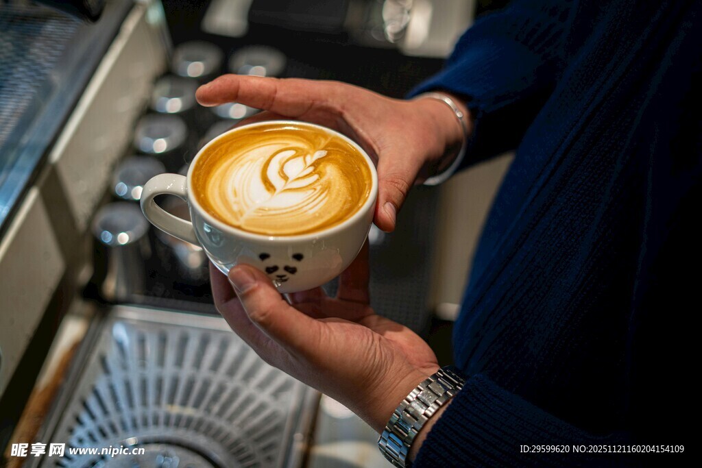 手捧精美拉花的咖啡