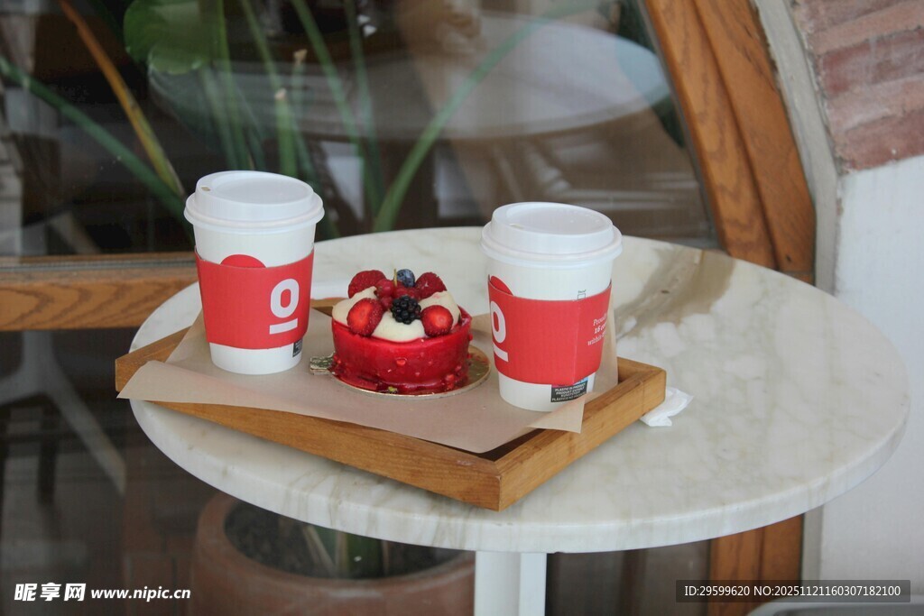 托盘上的咖啡与精致甜点