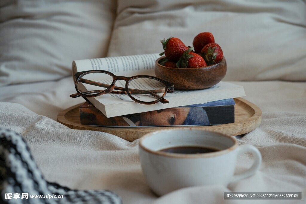 床上惬意的休闲时光