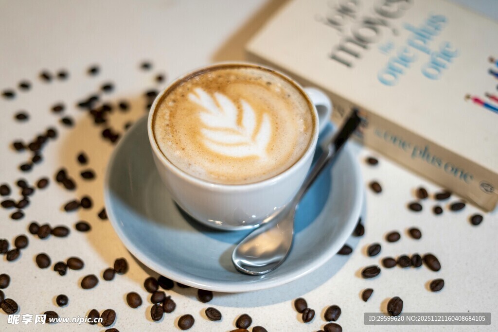 精致拉花咖啡与书籍相伴