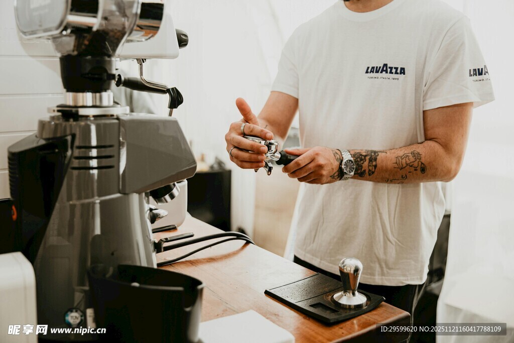 咖啡师操作咖啡机场景