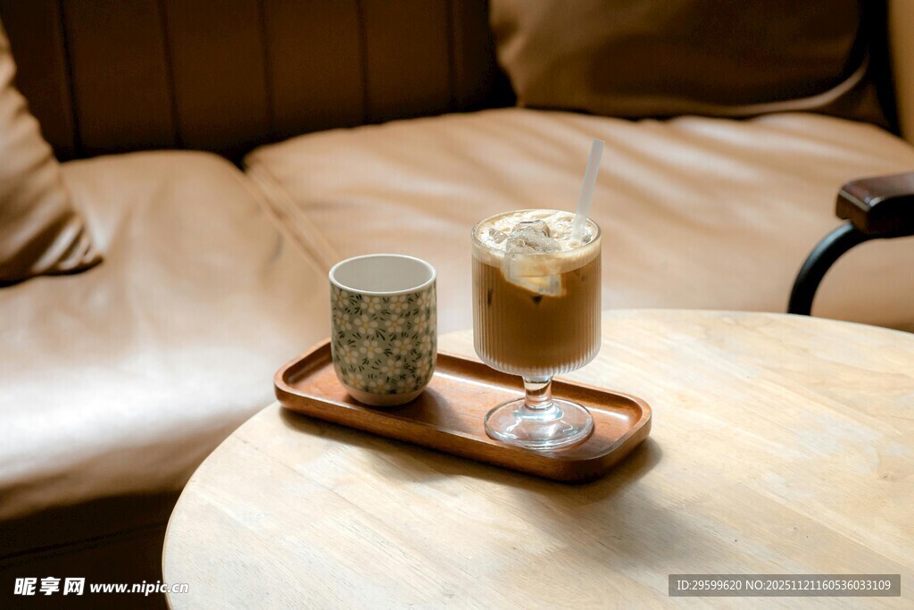 温馨沙发旁的精致茶饮组合