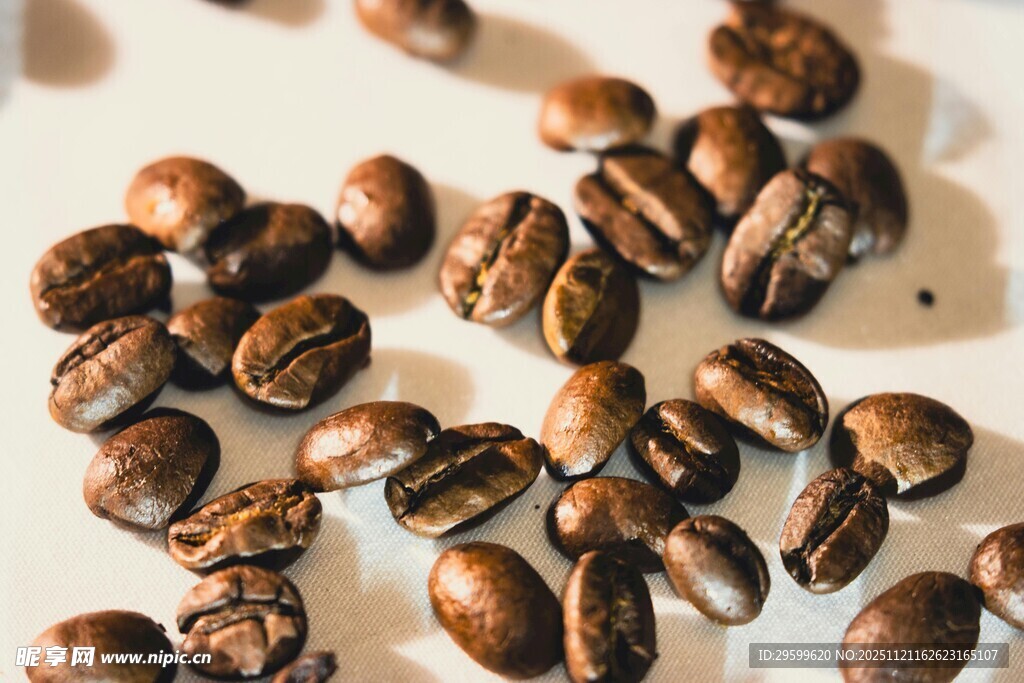散落的烘焙咖啡豆