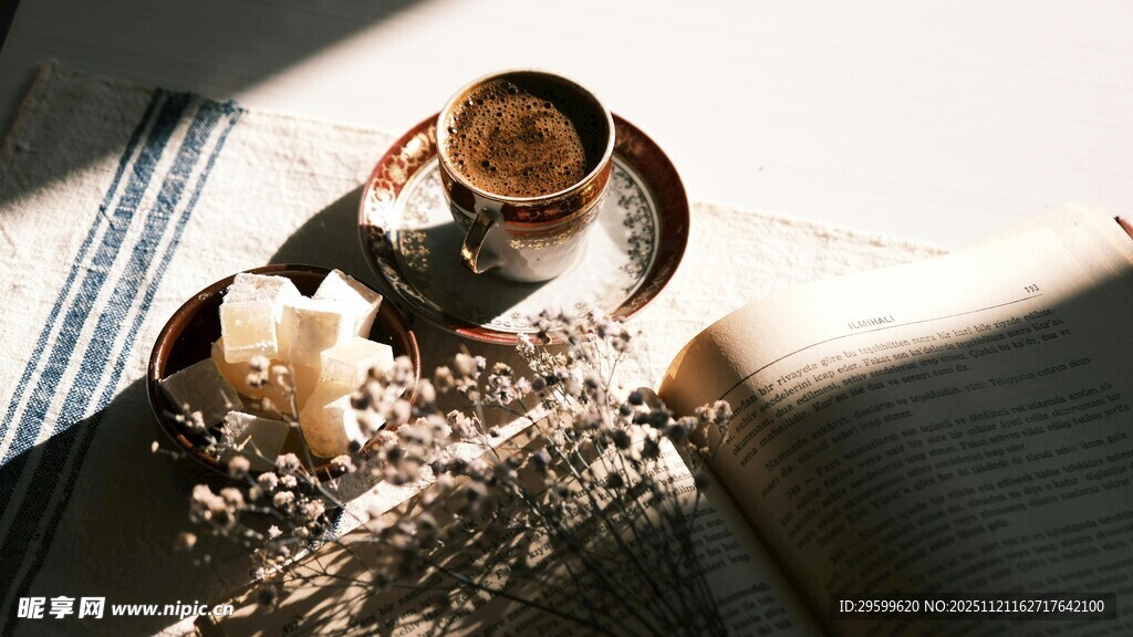 温馨咖啡与花的惬意组合