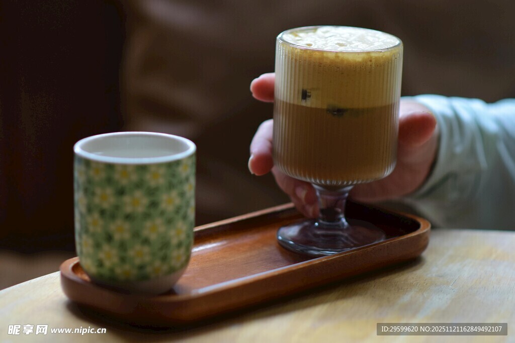手托咖啡托盘与杯子