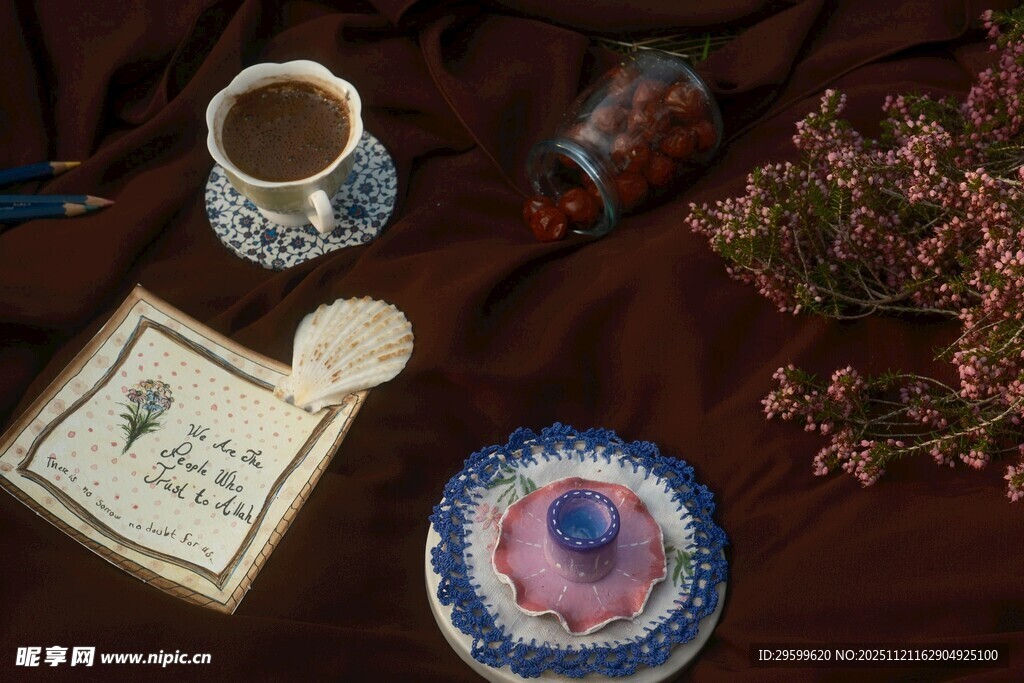 复古茶具与书籍的静谧组合