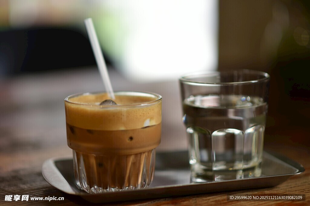 托盘上的冰咖啡与清水