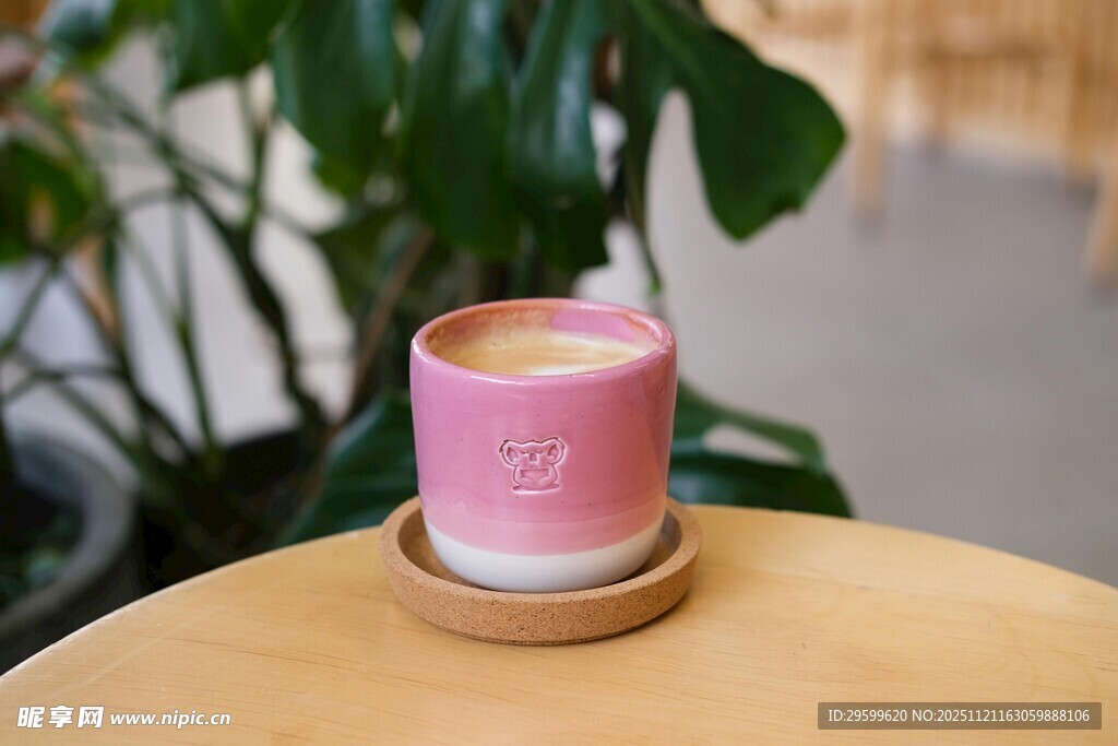 粉色香薰蜡烛置于木桌