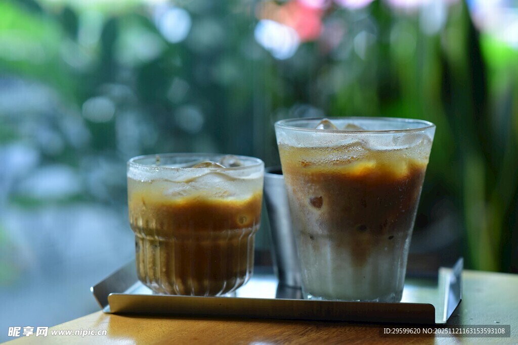 两杯冰咖啡置于托盘上