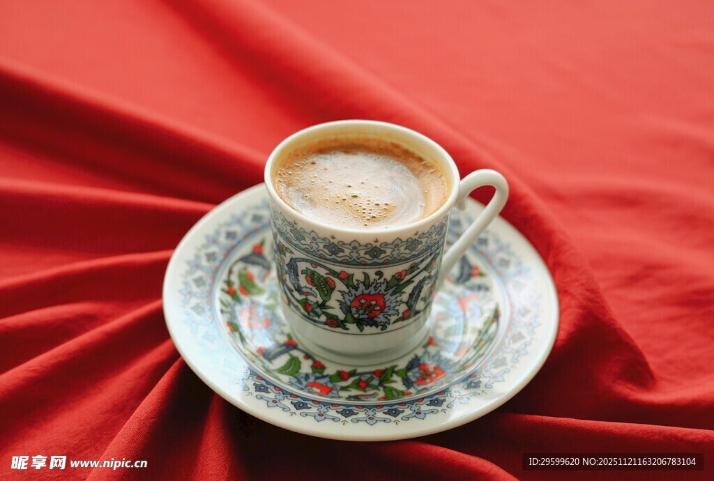 红布上的精美咖啡杯碟