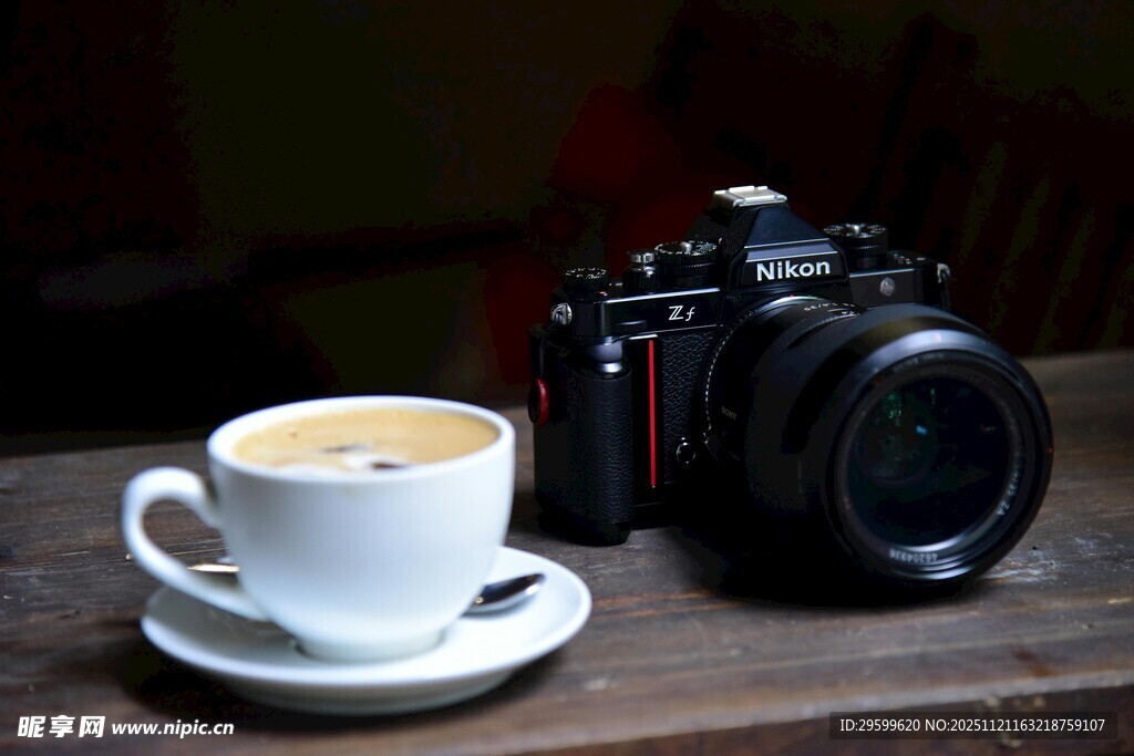 相机旁的咖啡时光