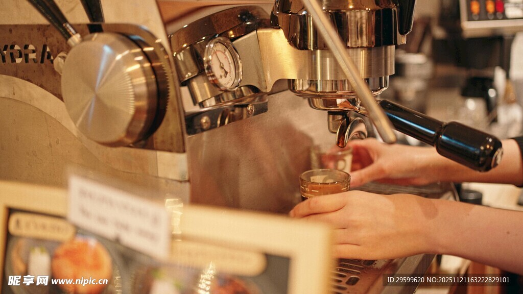 手工制作皮具的专注瞬间