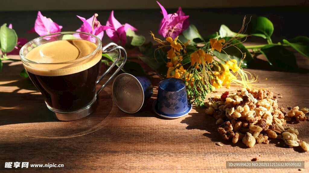 咖啡与花卉的惬意组合