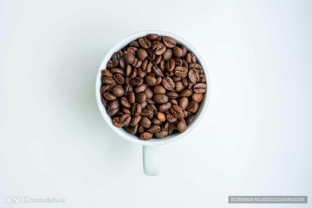 满杯咖啡豆特写