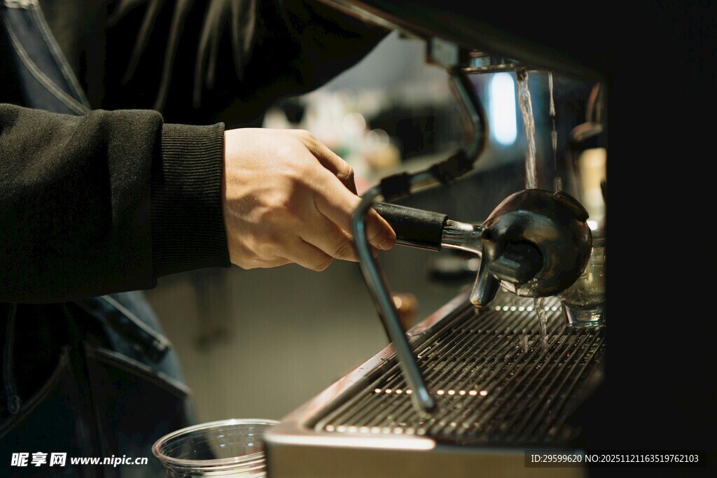 咖啡师专注制作咖啡瞬间
