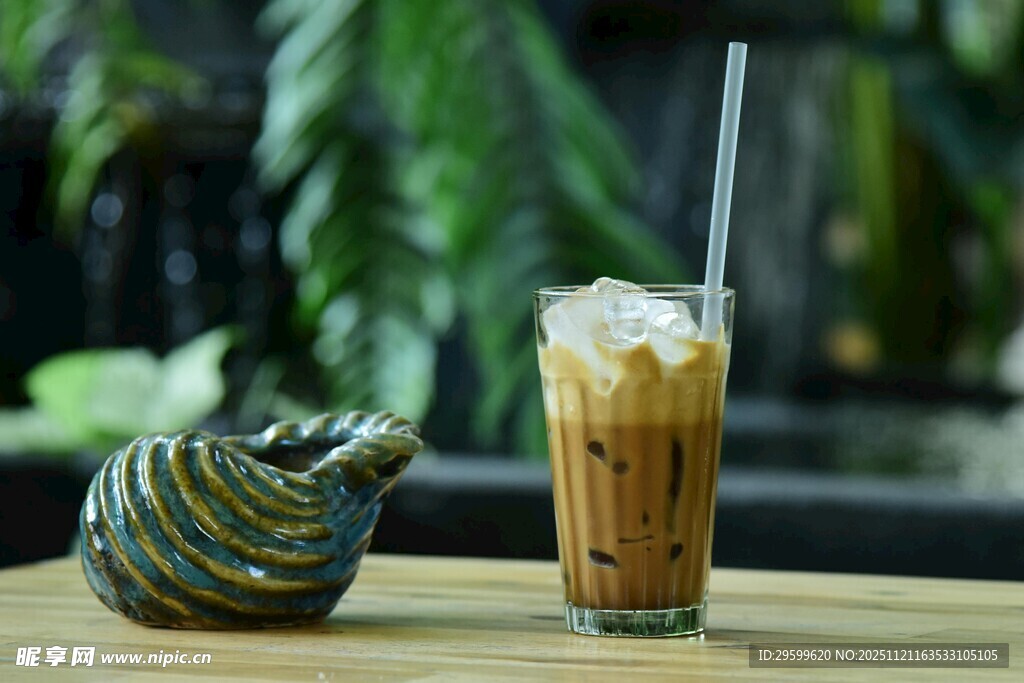 冰咖啡与绿植摆件的惬意时光