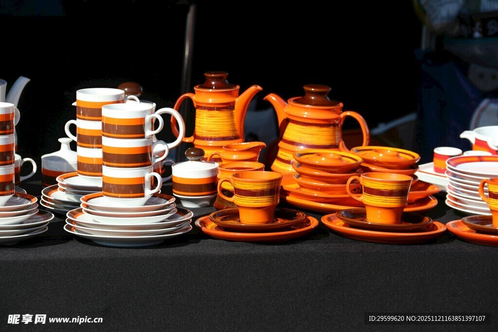 多彩茶具堆叠展示