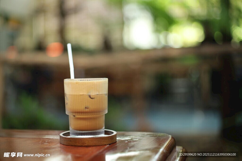 木桌上的冰咖啡