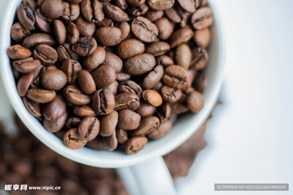 满杯咖啡豆特写