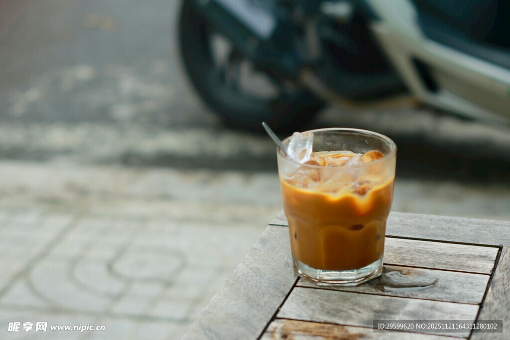 街边木桌上的冰饮