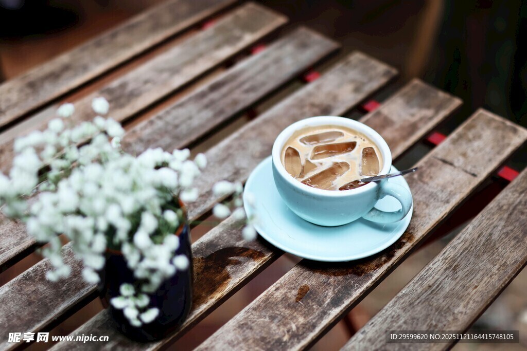 木桌上的温馨咖啡时光