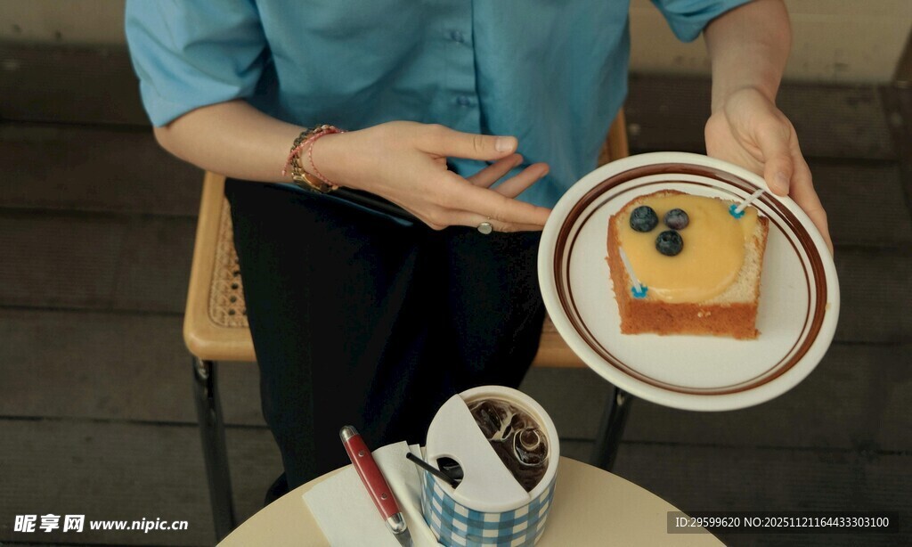 端着美食的休闲时刻