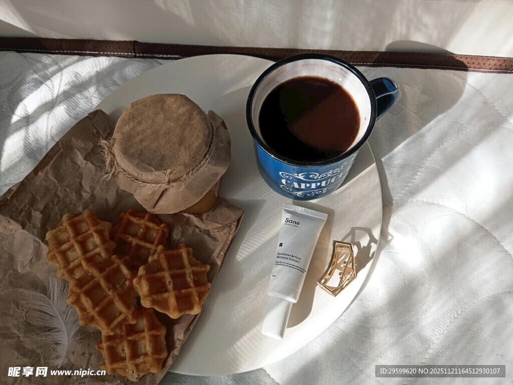 户外野餐的咖啡与华夫饼