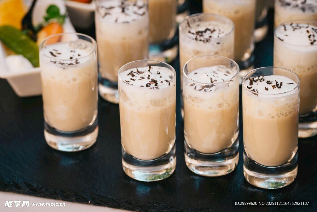 精致奶昔饮品整齐排列