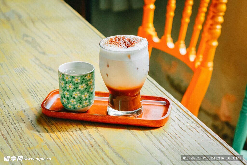 复古风托盘上的特色饮品