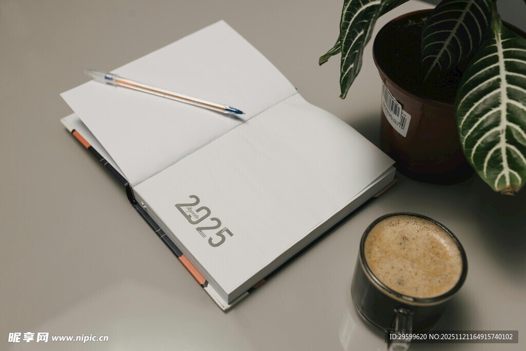 简约桌面的文具与饮品