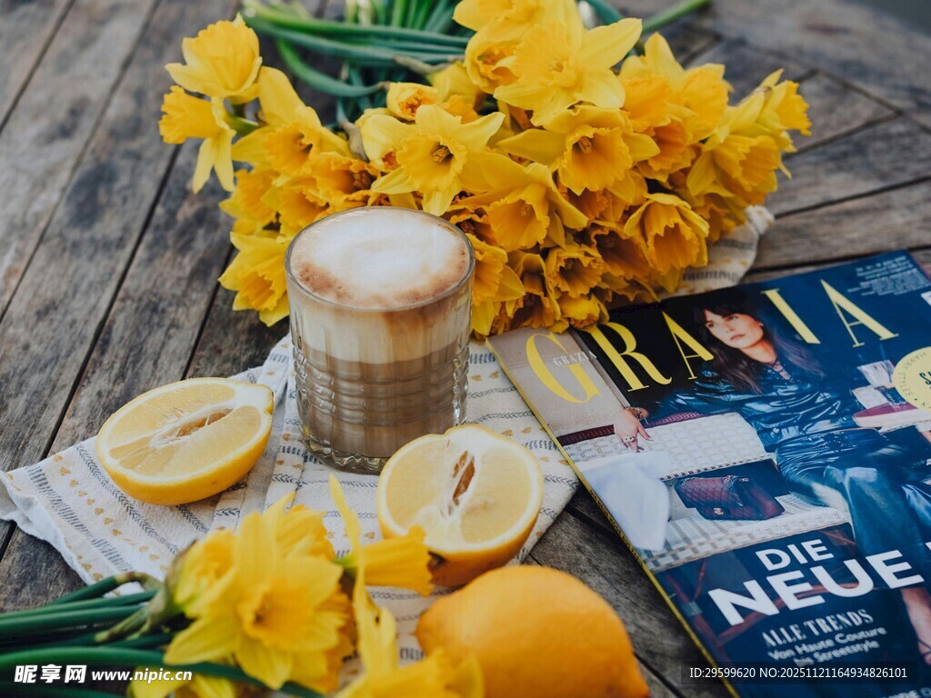 春日柠檬咖啡与花卉时光