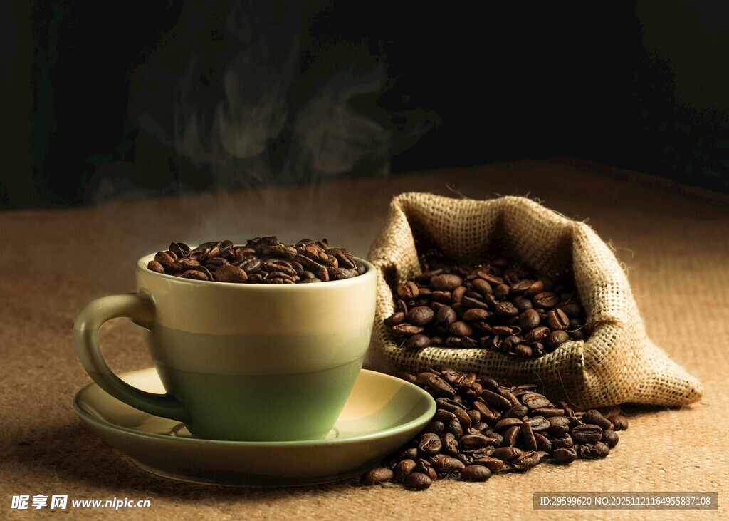 一杯咖啡与散落的咖啡豆