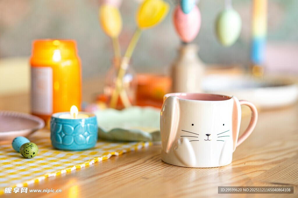 温馨桌面的可爱陶瓷杯