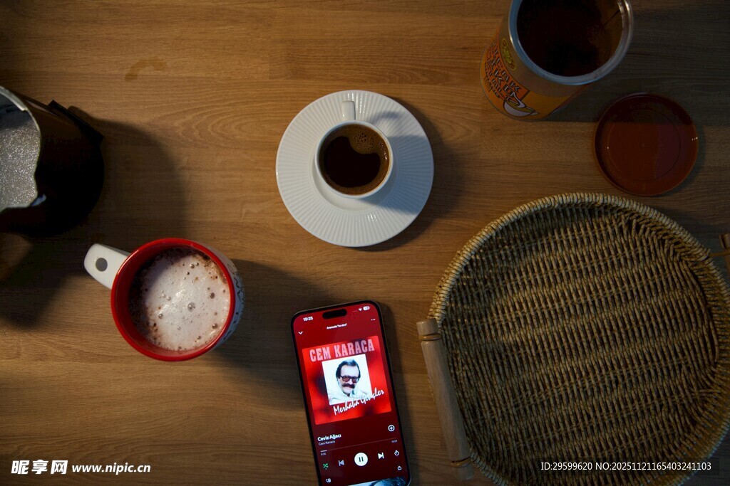 木质桌面的咖啡与手机场景