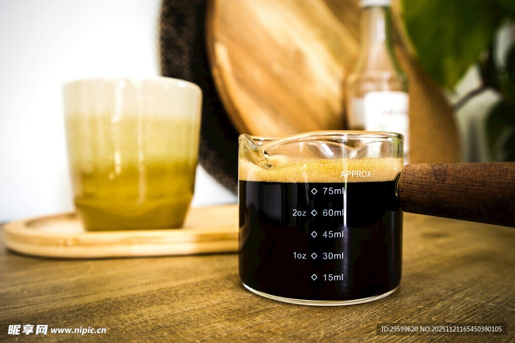 桌上的深色饮品与啤酒