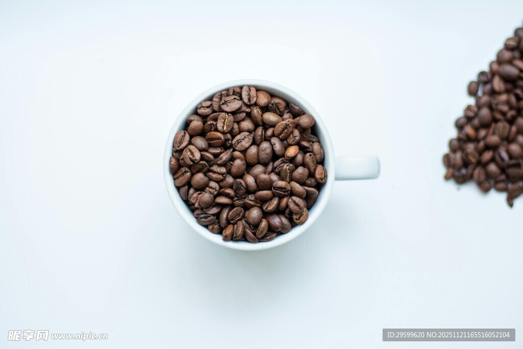 白杯中的咖啡豆