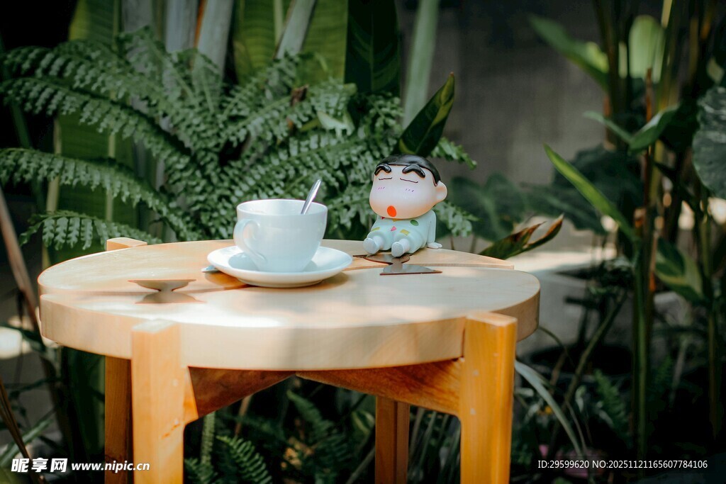 木质圆桌上的静谧下午茶