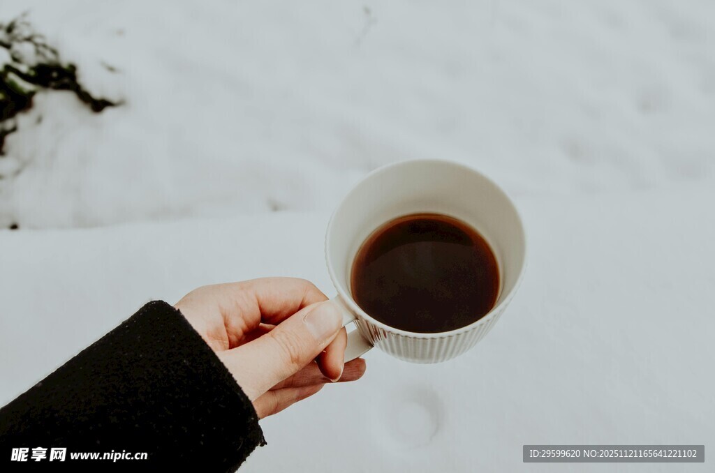 冬日手持热饮温暖瞬间