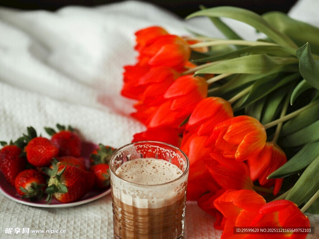 郁金香旁的草莓与饮品