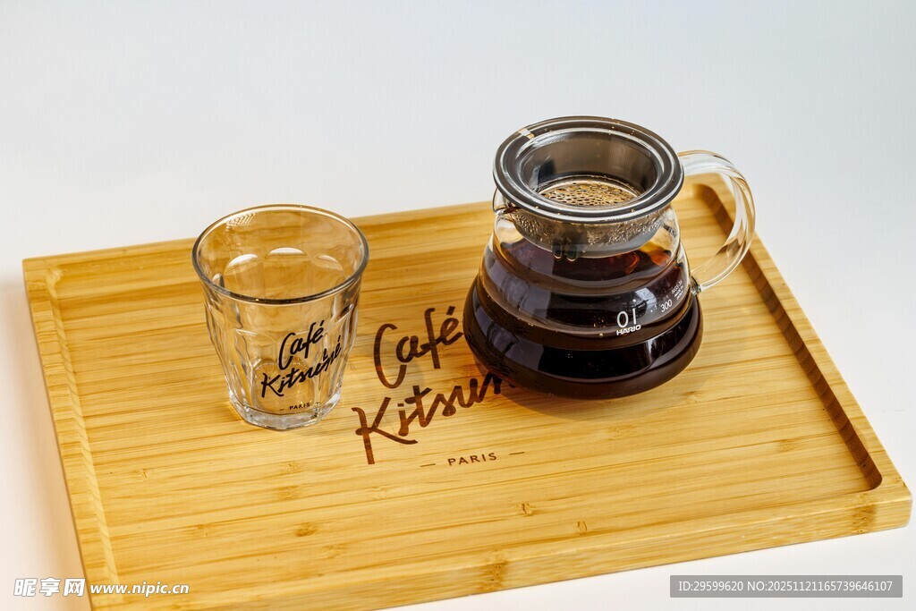 木质托盘上的咖啡器具
