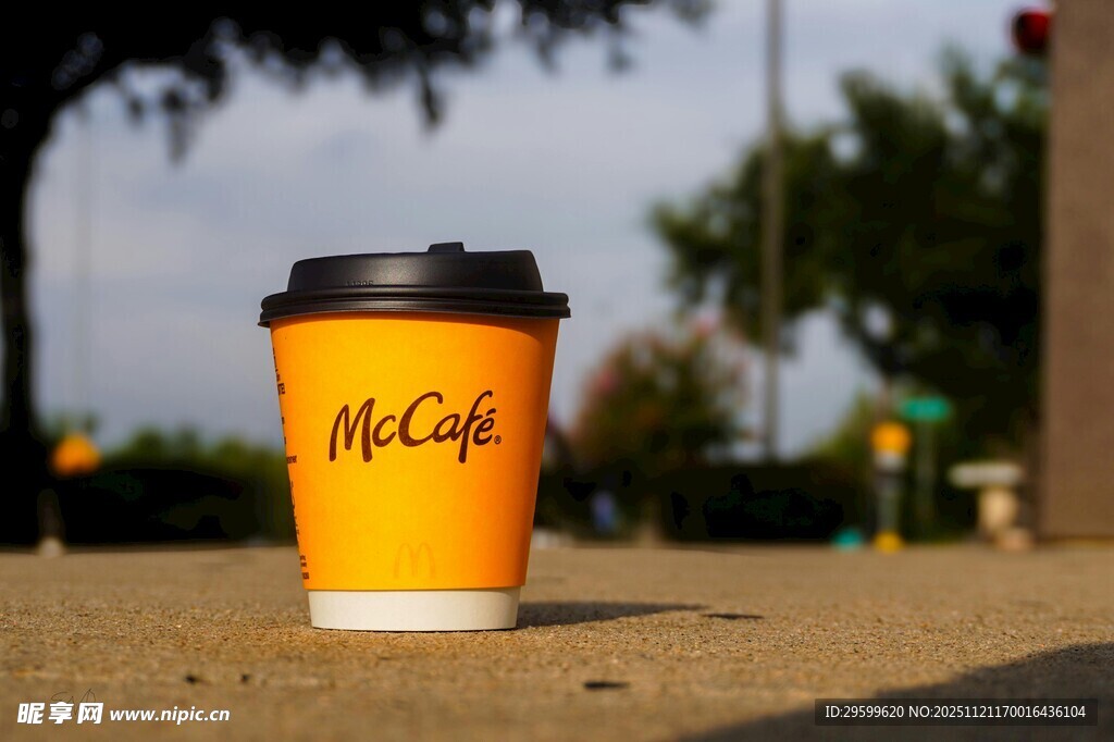 麦咖啡外带杯置于户外
