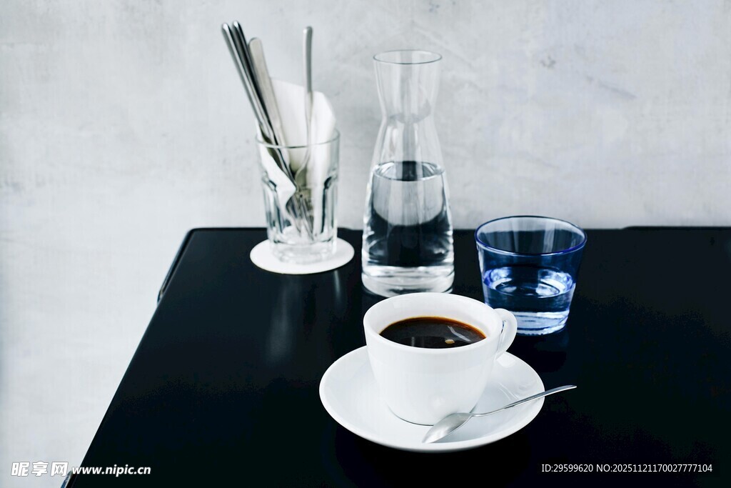 简约桌面的咖啡与饮品