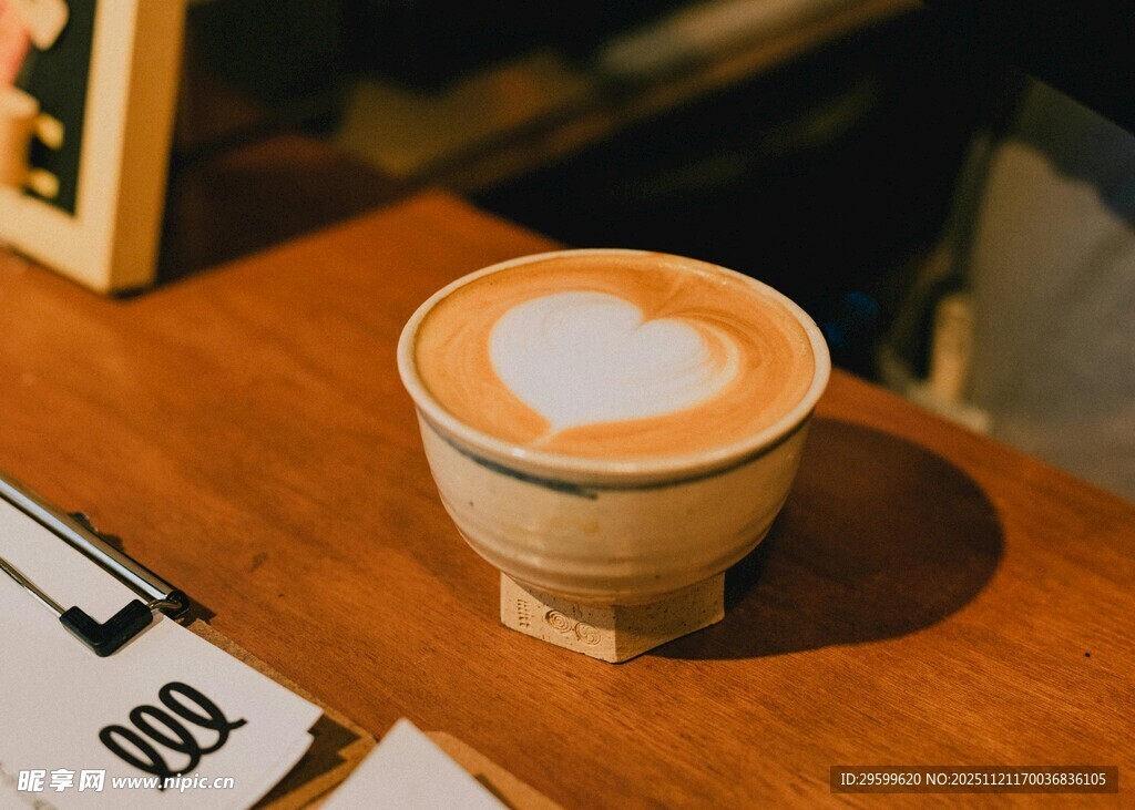 木质桌上的精美拉花咖啡