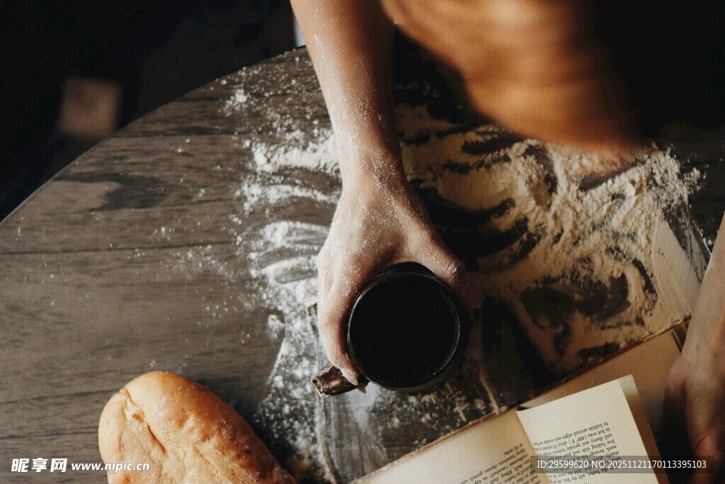 手捧咖啡享受悠闲时光