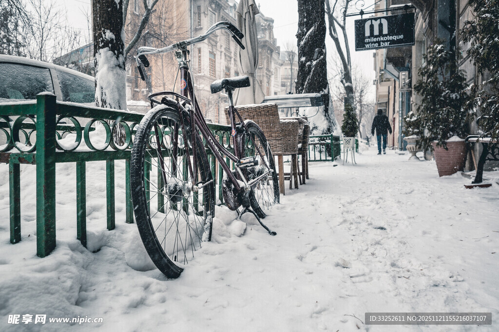 冬日街头被雪覆盖的自行车