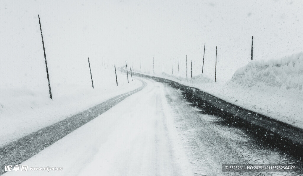 冬日雪覆公路景致