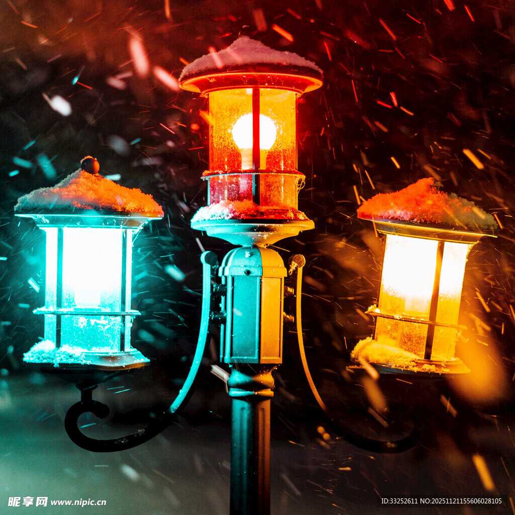 雪夜中的多彩复古风街灯
